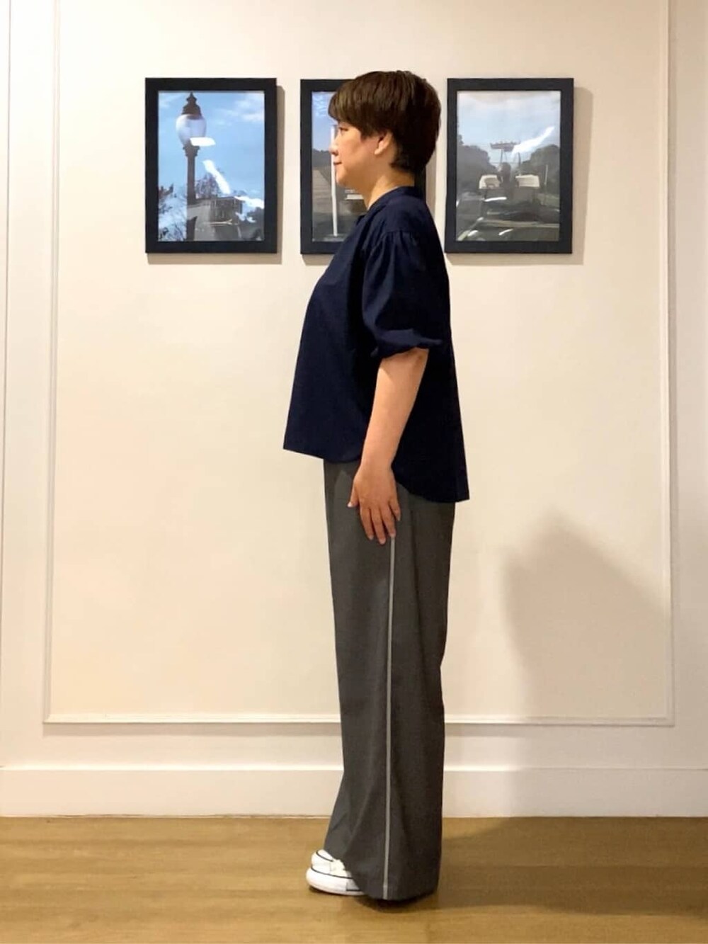 ブルー系のシャツ/ブラウス、グレー系のその他パンツを着用したレディースの夏コーディネートの4枚目の写真