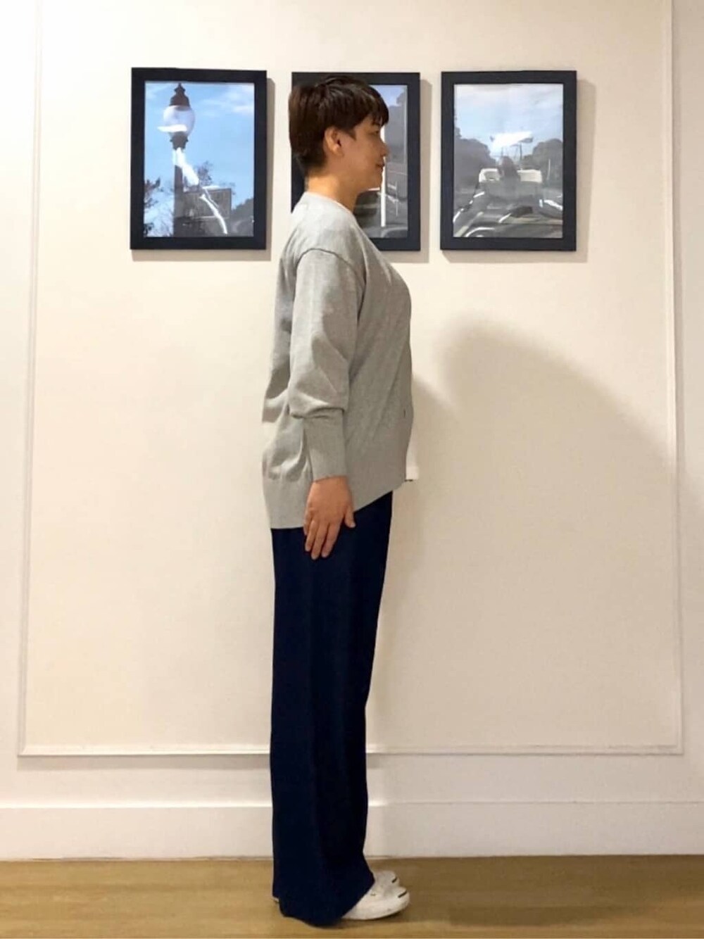 グレー系のカーディガン/ボレロ、ホワイト系のTシャツ/カットソー、ブルー系のその他パンツを着用したレディースの秋コーディネートの2枚目の写真