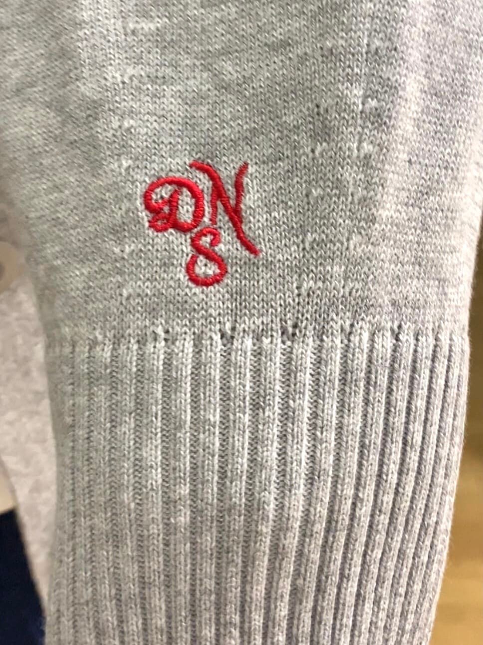 グレー系のカーディガン/ボレロ、ホワイト系のTシャツ/カットソー、ブルー系のその他パンツを着用したレディースの秋コーディネートの6枚目の写真