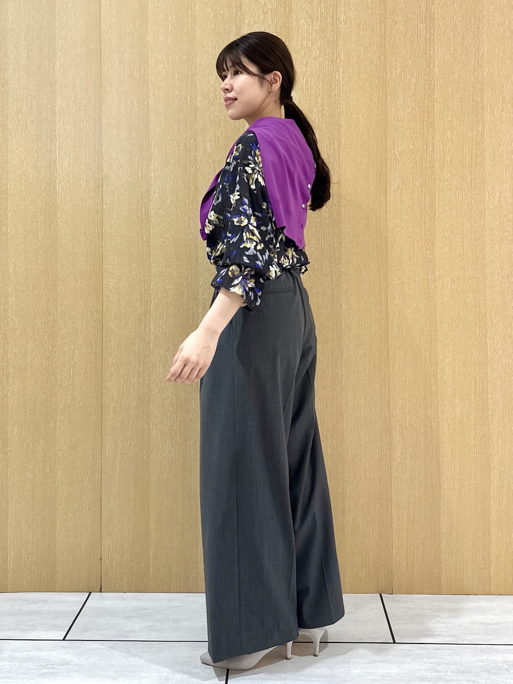 グレー系のシャツ/ブラウス、パープル系のカーディガン/ボレロ、グレー系のその他パンツを着用したレディースの秋コーディネートの2枚目の写真