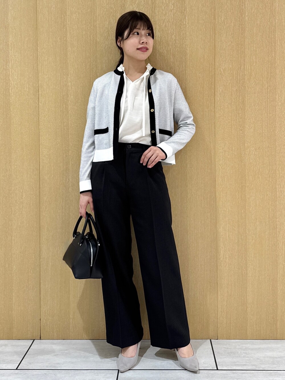 ブラック系のその他パンツ、ホワイト系のシャツ/ブラウス、ホワイト系のカーディガン/ボレロを着用したレディースの春コーディネートの9枚目の写真