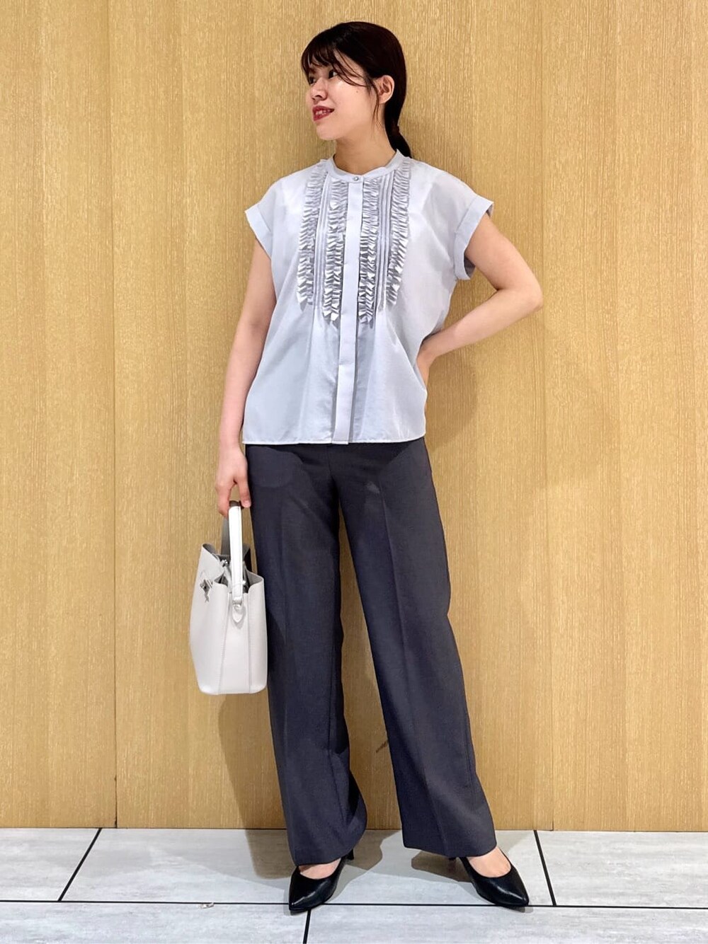 グレー系のシャツ/ブラウス、グレー系のその他パンツ、ブラック系のテーラードジャケットを着用したレディースの夏コーディネートの4枚目の写真
