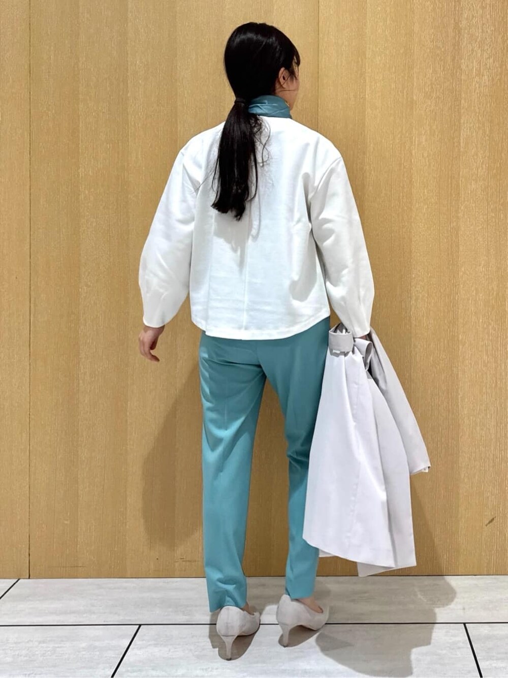 ホワイト系のTシャツ/カットソー、グリーン系のその他パンツ、グレー系のノーカラーコートを着用したレディースの春コーディネートの5枚目の写真