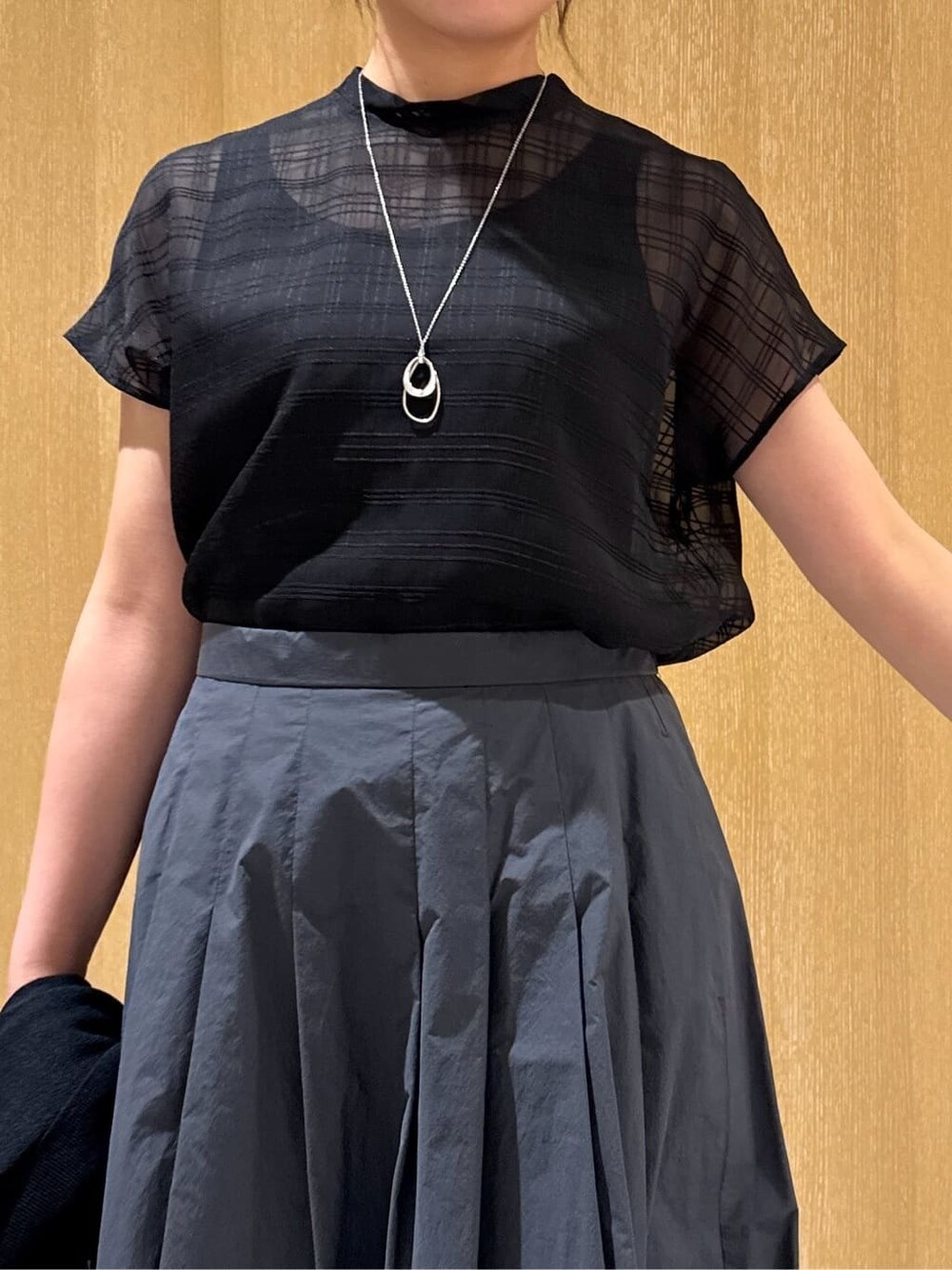 ブラック系のシャツ/ブラウス、グレー系のスカート、ブラック系のカーディガン/ボレロを着用したレディースの秋コーディネートの5枚目の写真