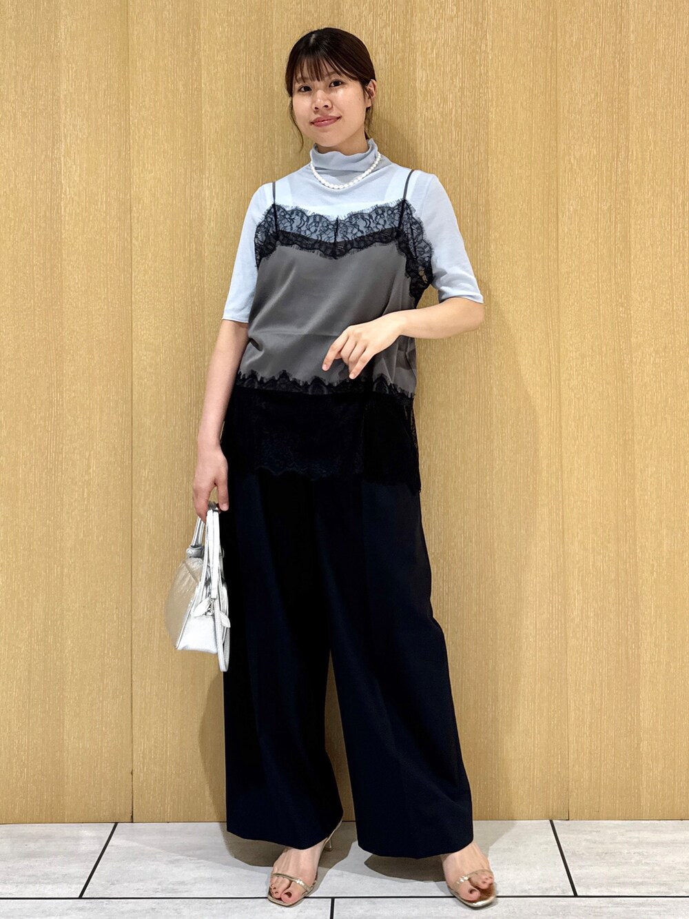 ブルー系のTシャツ/カットソー、ブラック系のその他パンツを着用したレディースの夏コーディネートの9枚目の写真
