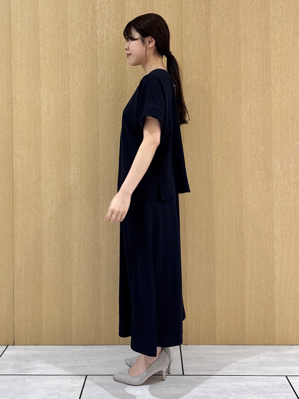 ホワイト系のカーディガン/ボレロ、ブルー系のシャツ/ブラウス、ブルー系のその他パンツを着用したレディースの夏コーディネートの2枚目の写真