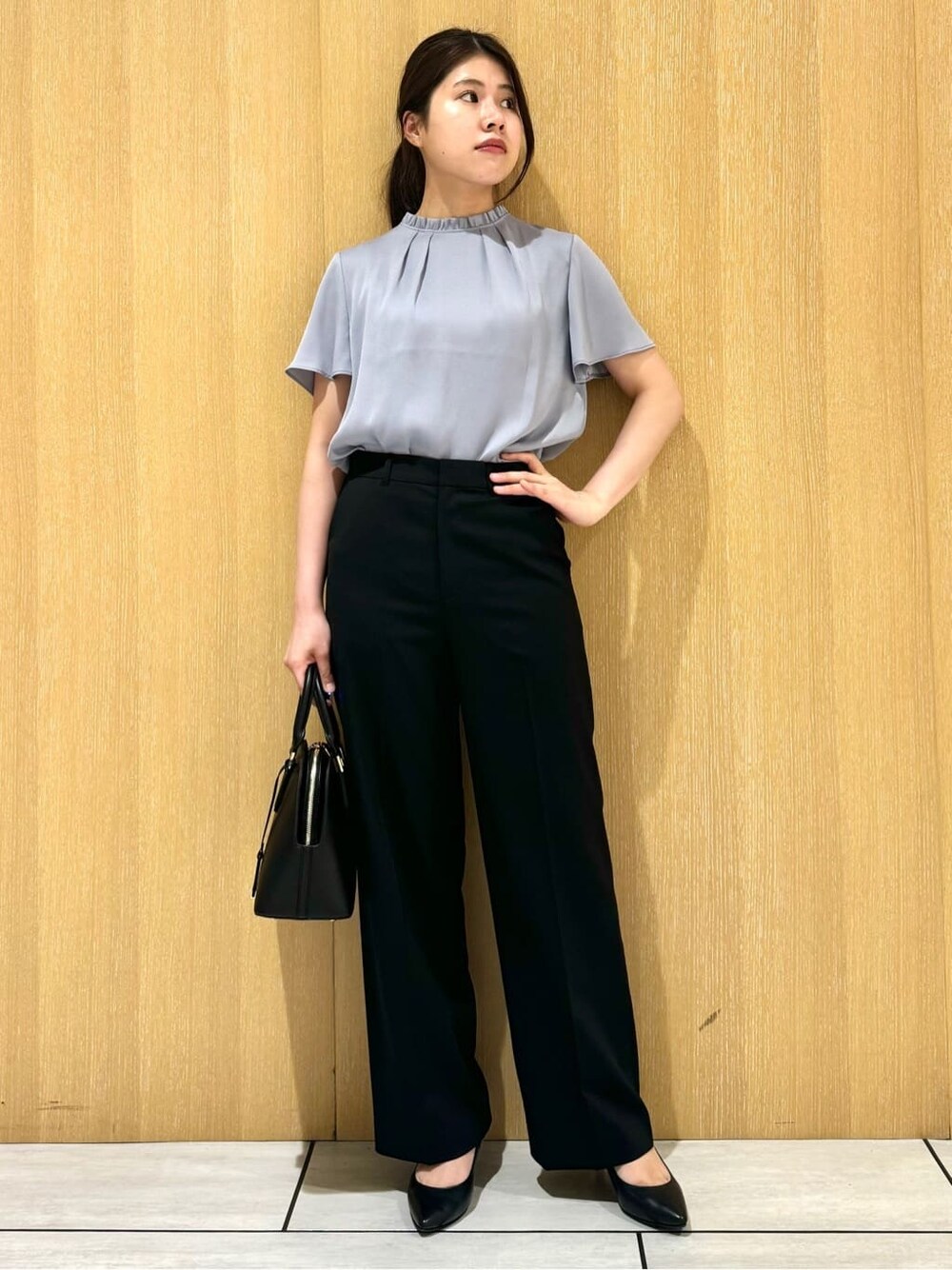 ブラック系のその他パンツ、ブラック系のパンプスを着用したレディースの夏コーディネートの2枚目の写真
