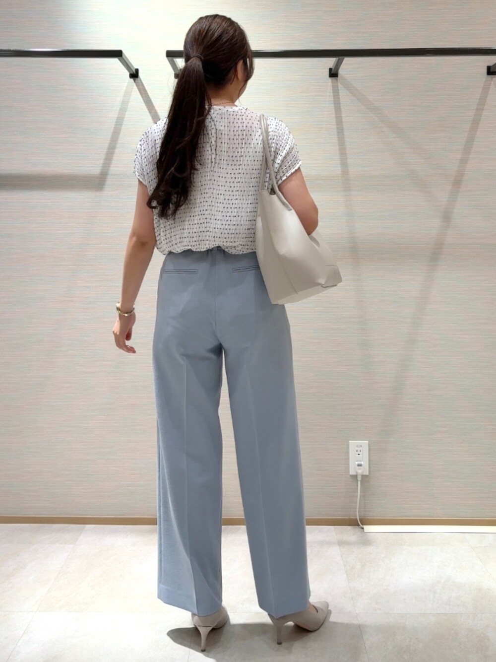 ホワイト系のシャツ/ブラウス、ブルー系のその他パンツ、ホワイト系のタンクトップを着用したレディースの夏コーディネートの3枚目の写真