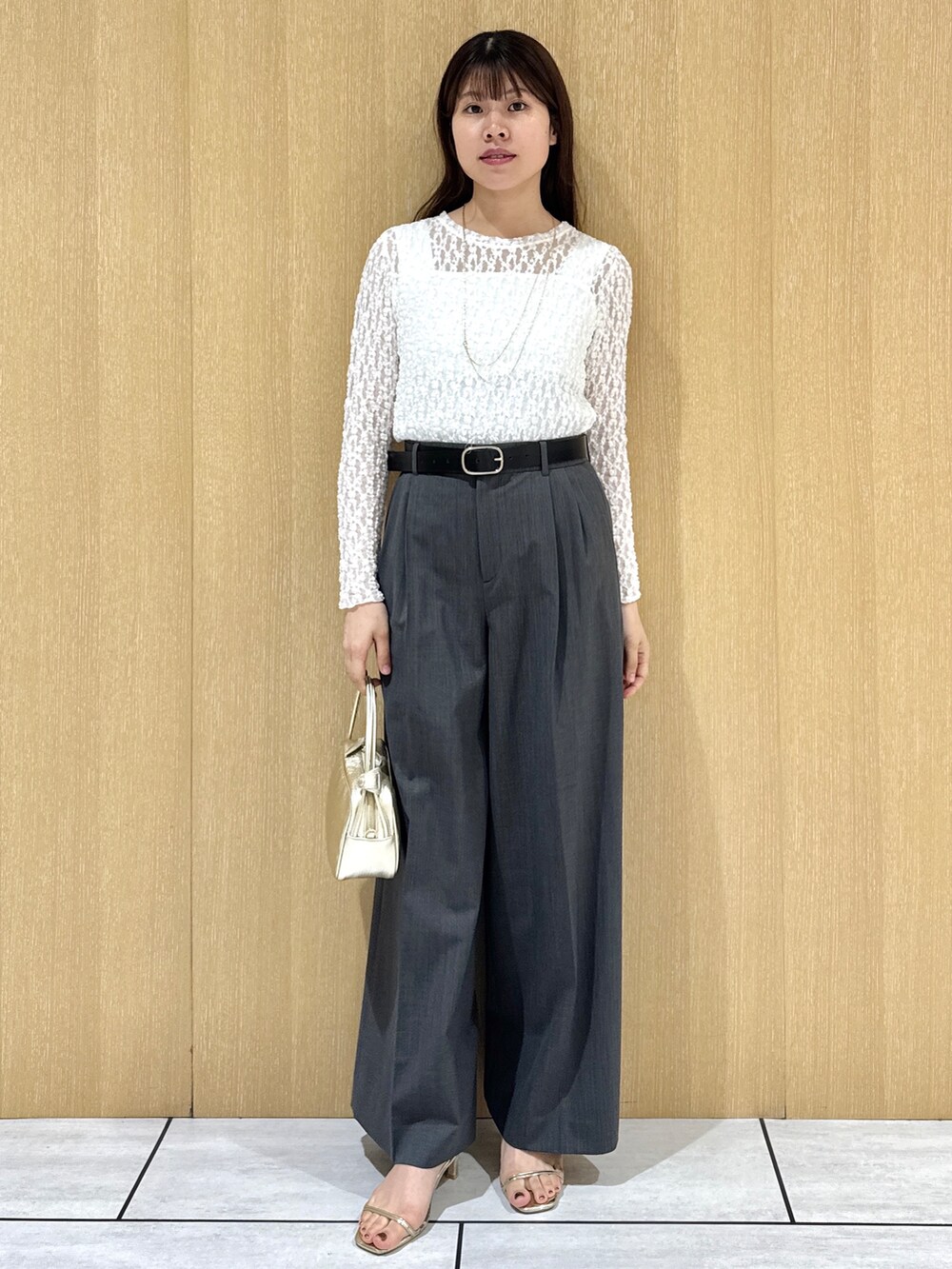 ホワイト系のTシャツ/カットソー、ホワイト系のタンクトップ、グレー系のその他パンツを着用したレディースの秋コーディネートの7枚目の写真