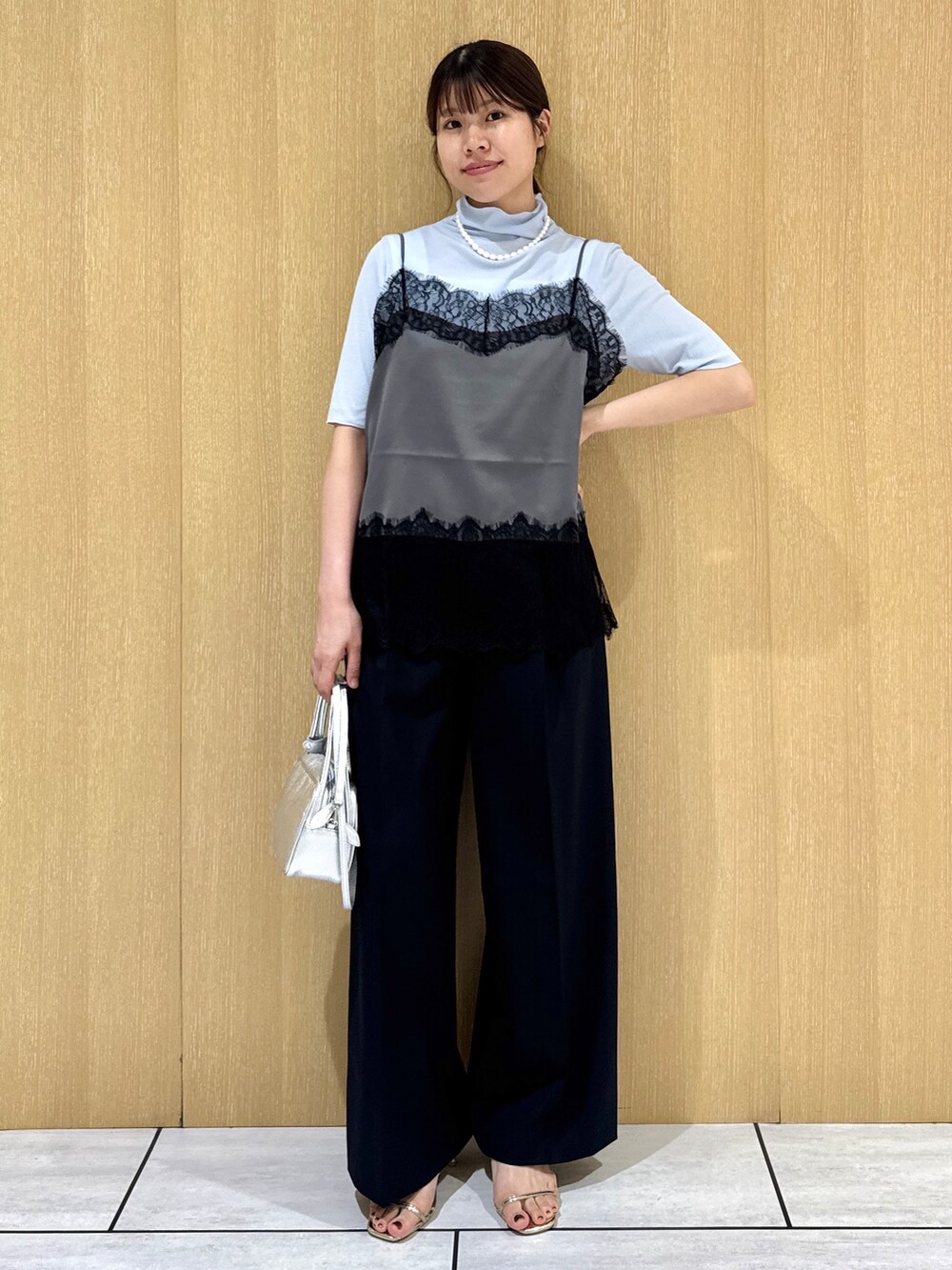 ブルー系のTシャツ/カットソー、ブラック系のその他パンツを着用したレディースの夏コーディネートの10枚目の写真