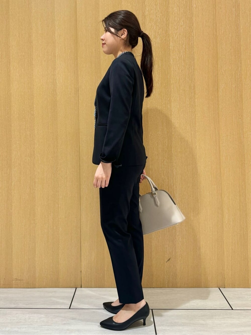 ブルー系のノーカラージャケット、ブルー系のその他パンツ、ブラック系のパンプスを着用したレディースの秋コーディネートの4枚目の写真