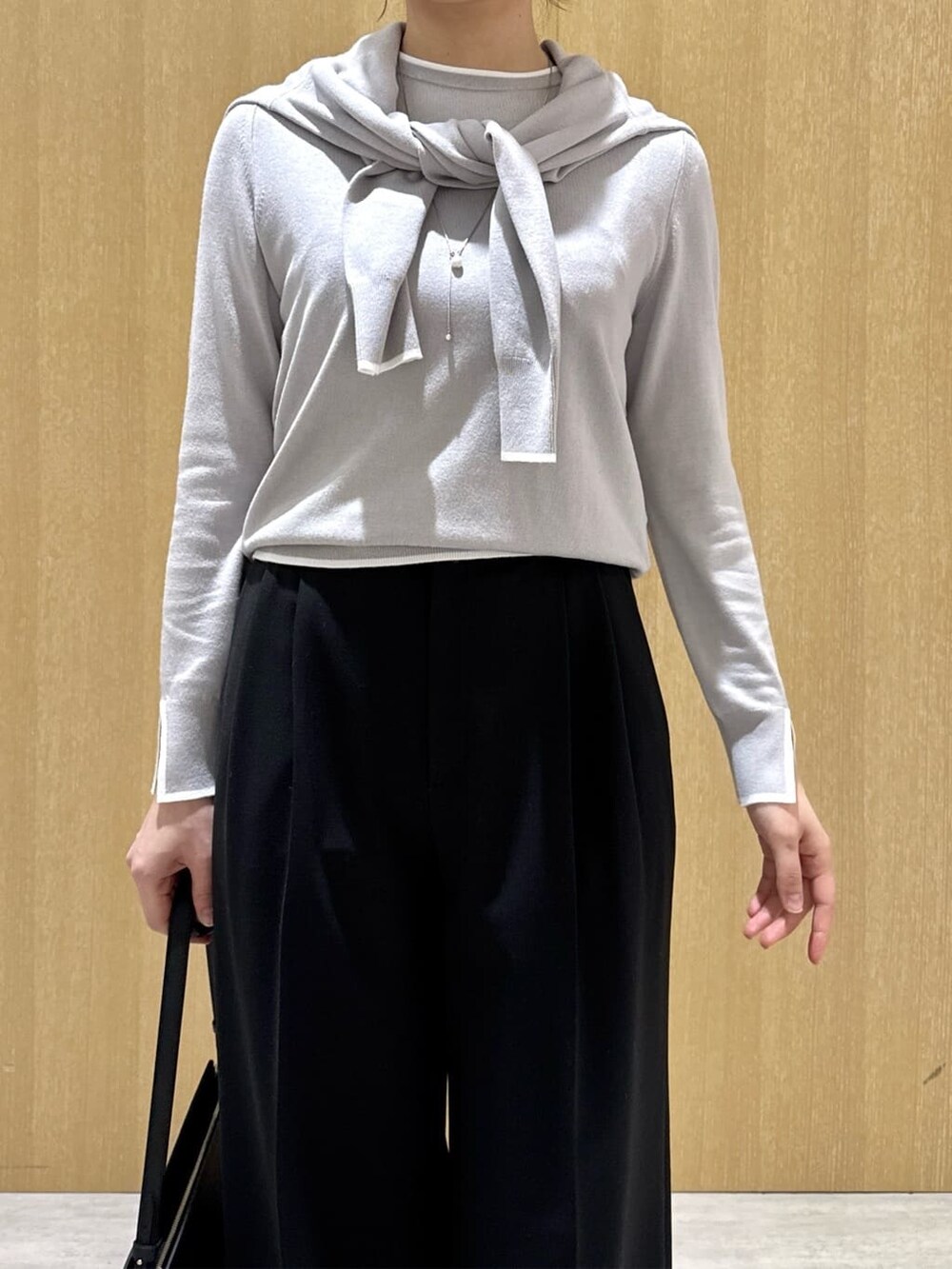 グレー系のカーディガン/ボレロ、グレー系のニット/セーター、ブラック系のその他パンツを着用したレディースの春コーディネートの5枚目の写真