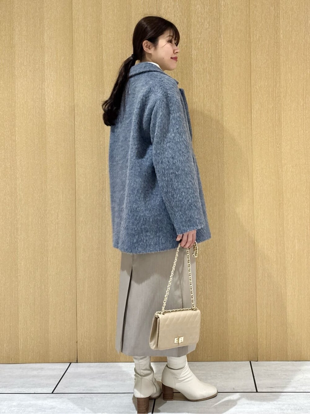 ブルー系のピーコート、ホワイト系のシャツ/ブラウス、ブラウン系のニット/セーターを着用したレディースの冬コーディネートの4枚目の写真