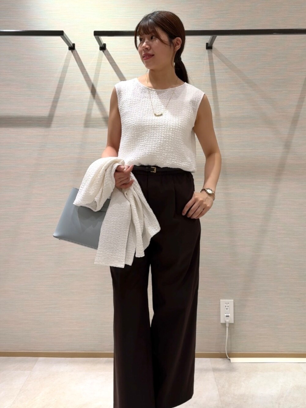 ホワイト系のカーディガン/ボレロ、ホワイト系のTシャツ/カットソー、ブラウン系のその他パンツを着用したレディースの夏コーディネートの7枚目の写真