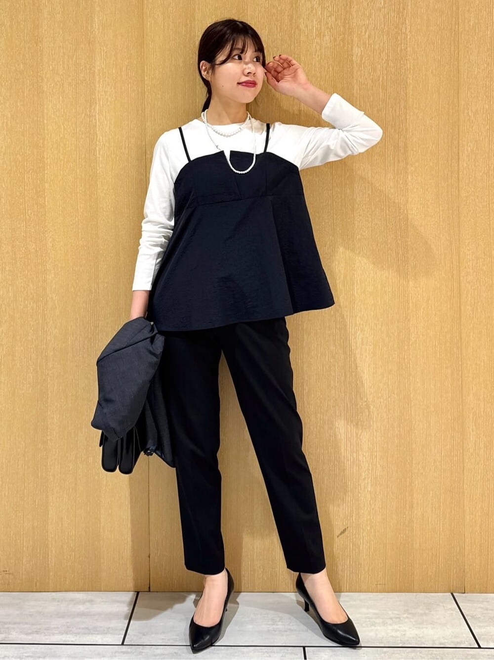 ブラック系のTシャツ/カットソー、ブラック系のその他パンツ、グレー系のテーラードジャケットを着用したレディースの冬コーディネートの7枚目の写真