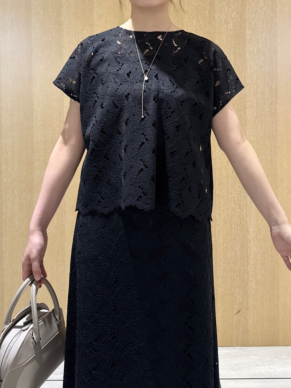 ブラック系のスカート、グレー系のその他パンツを着用したレディースの夏コーディネートの6枚目の写真