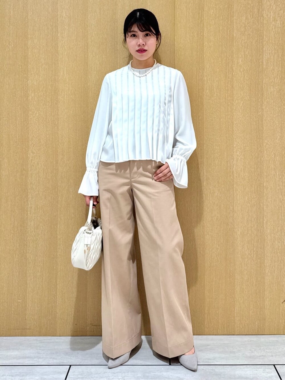 ホワイト系のシャツ/ブラウス、ベージュ系のその他パンツを着用したレディースの春コーディネートの10枚目の写真
