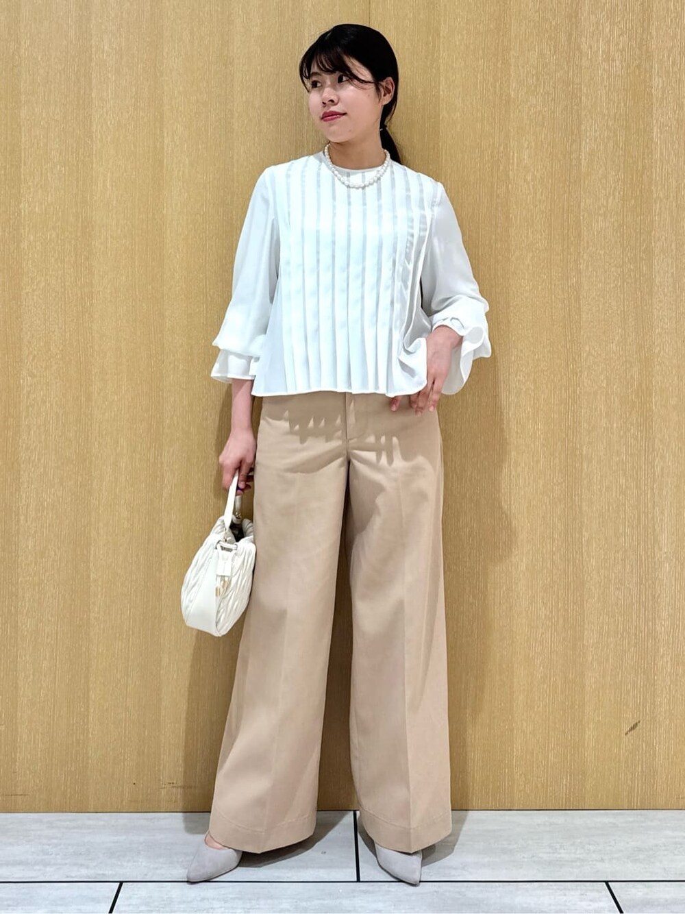 ホワイト系のシャツ/ブラウス、ベージュ系のその他パンツを着用したレディースの春コーディネートの8枚目の写真