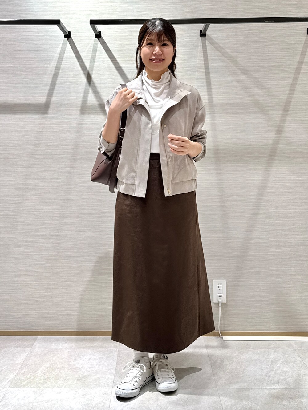 ベージュ系のブルゾン、ホワイト系のTシャツ/カットソー、ホワイト系のタンクトップを着用したレディースの夏コーディネートの10枚目の写真