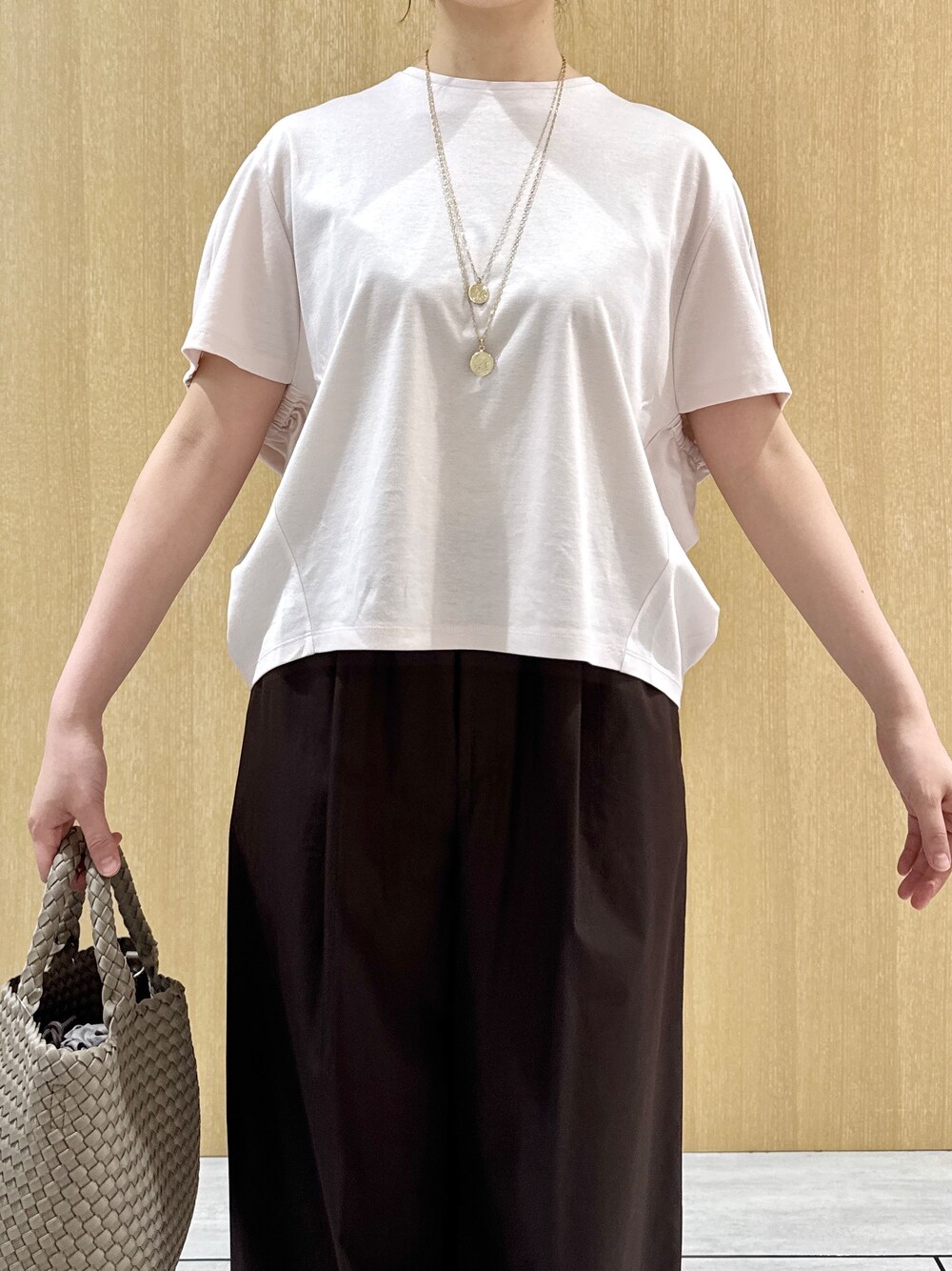 ピンク系のTシャツ/カットソー、ブラウン系のその他パンツを着用したレディースの夏コーディネートの7枚目の写真