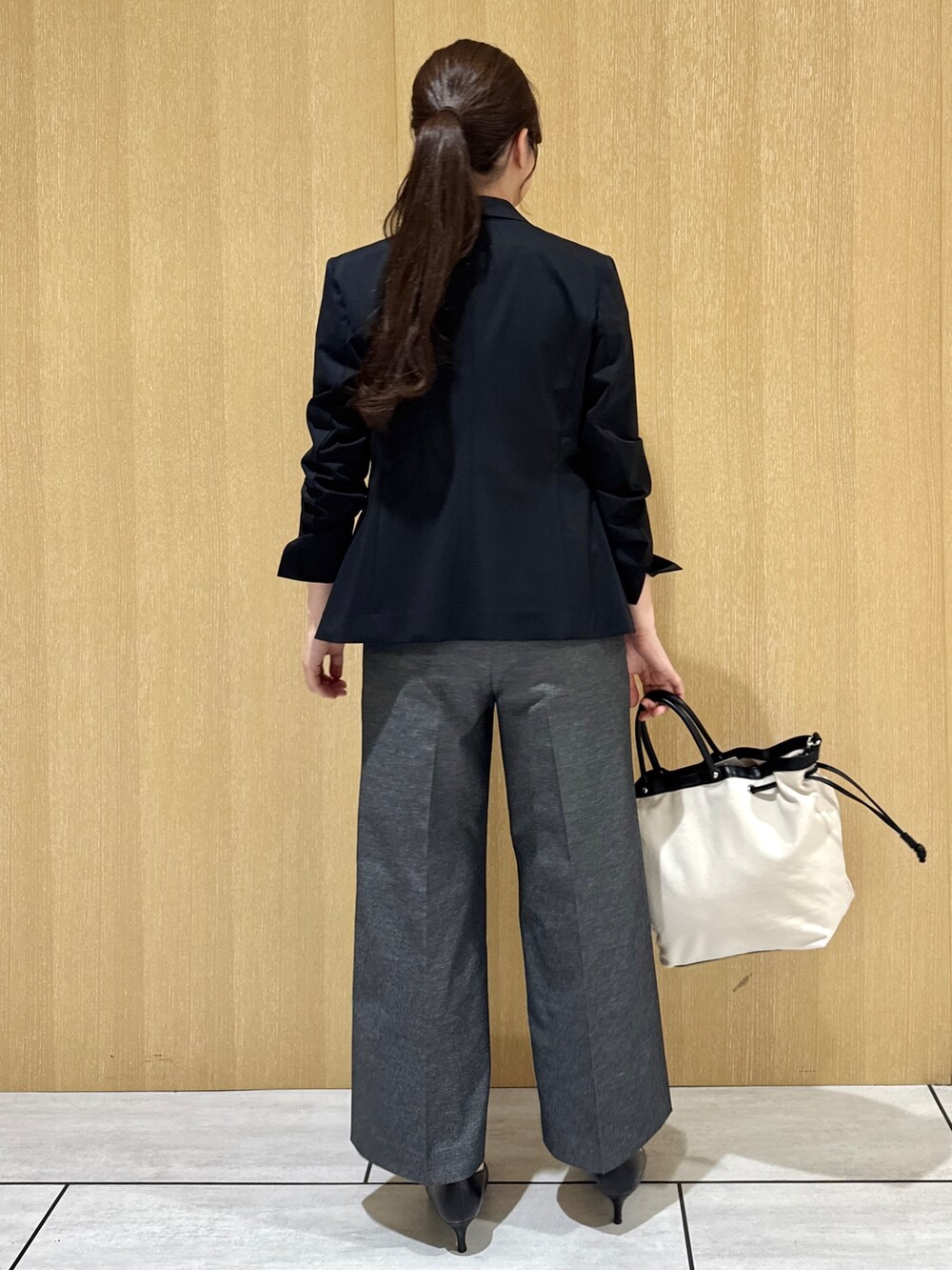 ホワイト系のシャツ/ブラウス、ホワイト系のタンクトップ、ブラック系のその他パンツを着用したレディースの夏コーディネートの8枚目の写真