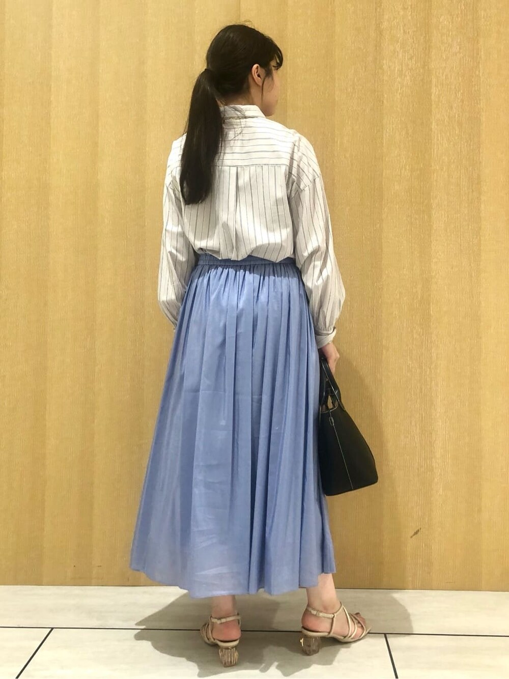 グレー系のシャツ/ブラウスを着用したレディースの夏コーディネートの4枚目の写真