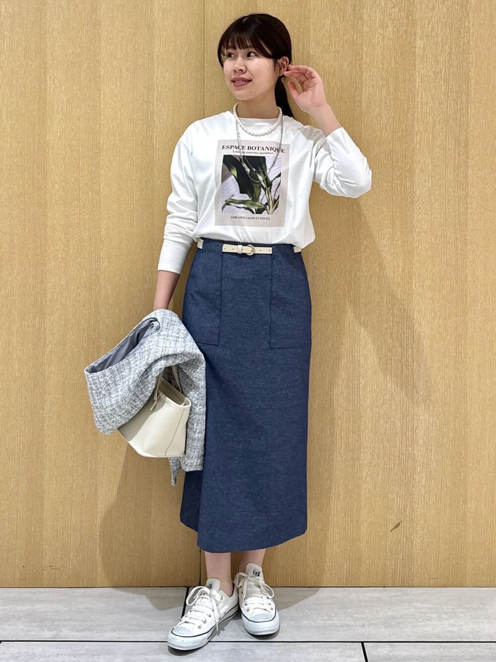グレー系のブルゾン、ホワイト系のTシャツ/カットソー、ブルー系のスカートを着用したレディースの春コーディネートの7枚目の写真