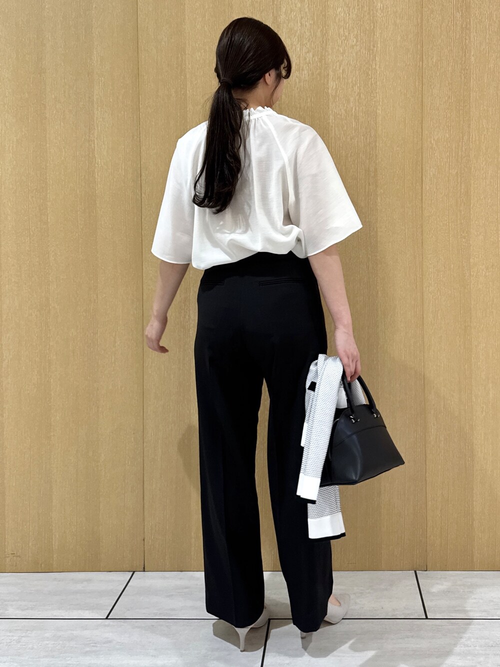 ブラック系のその他パンツ、ホワイト系のシャツ/ブラウス、ホワイト系のカーディガン/ボレロを着用したレディースの春コーディネートの8枚目の写真