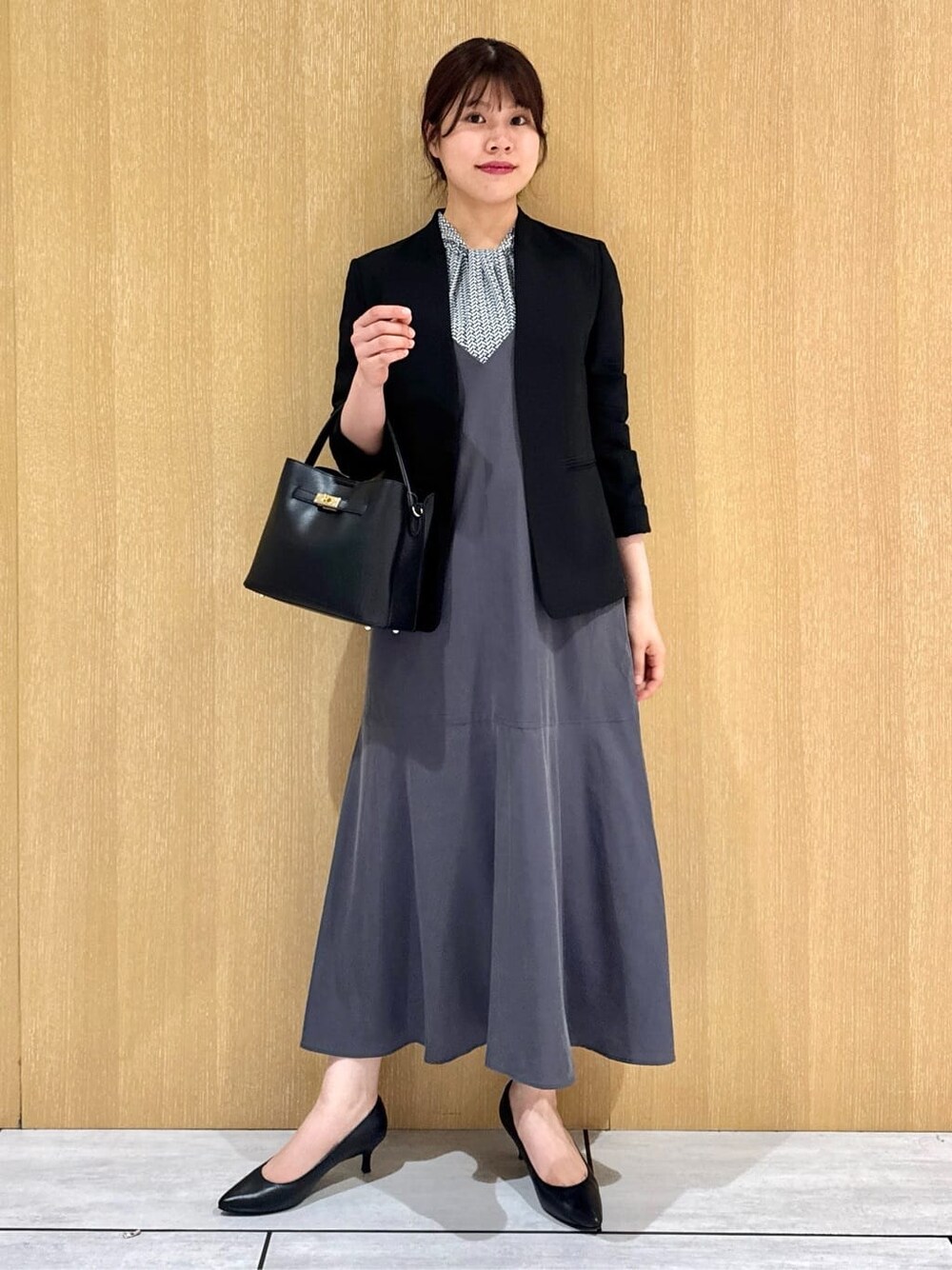 ブラック系のノーカラージャケット、ブルー系のシャツ/ブラウス、グレー系のワンピースを着用したレディースの夏コーディネートの7枚目の写真