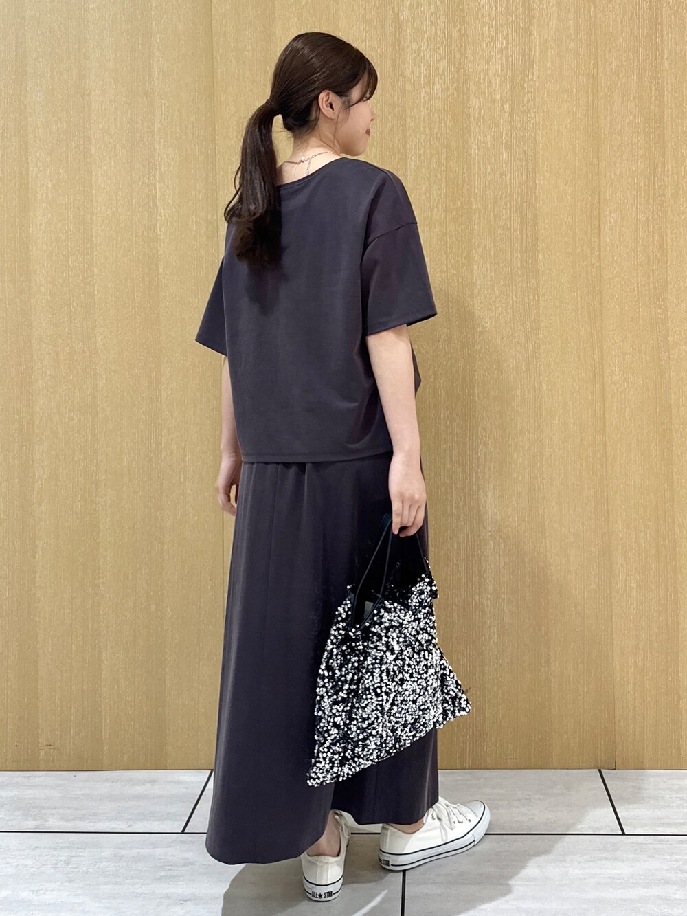 ブラウン系のTシャツ/カットソー、ブラウン系のスカートを着用したレディースの夏コーディネートの3枚目の写真