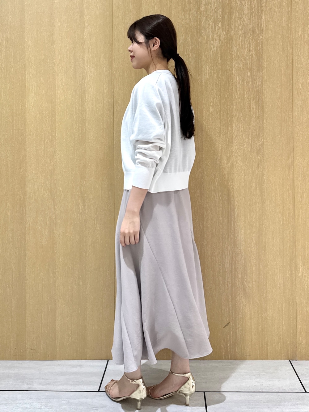 ベージュ系のシャツ/ブラウス、ホワイト系のカーディガン/ボレロを着用したレディースの秋コーディネートの8枚目の写真