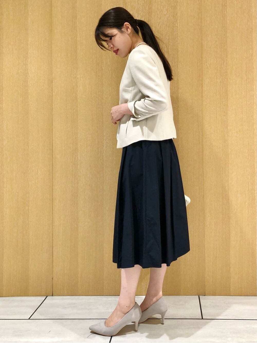 ホワイト系のシャツ/ブラウスを着用したレディースの夏コーディネートの3枚目の写真