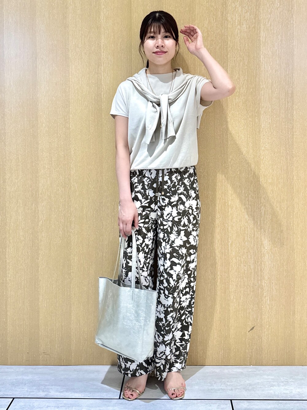 ベージュ系のカーディガン/ボレロ、ベージュ系のニット/セーター、グリーン系のその他パンツを着用したレディースの夏コーディネートの10枚目の写真