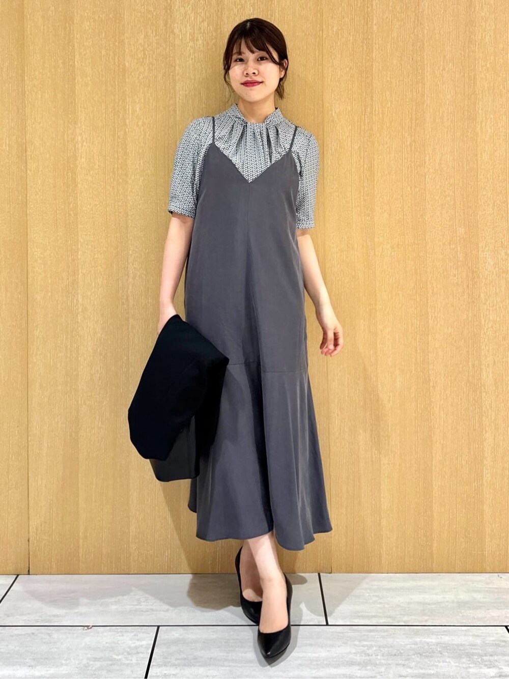 ブルー系のシャツ/ブラウス、グレー系のワンピース、ブラック系のノーカラージャケットを着用したレディースの夏コーディネートの6枚目の写真