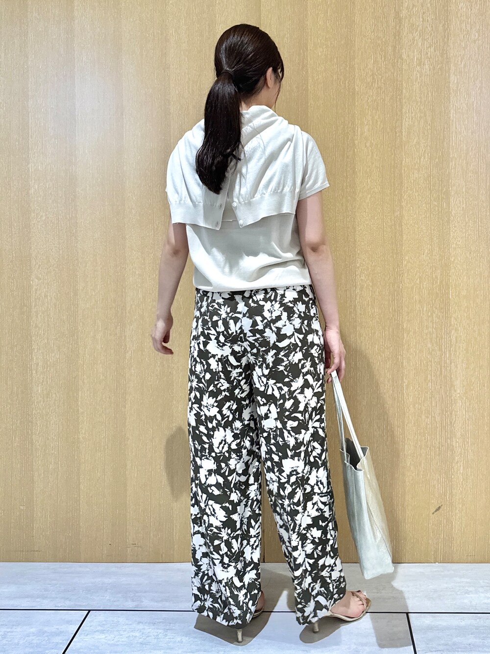 ベージュ系のカーディガン/ボレロ、ベージュ系のニット/セーター、グリーン系のその他パンツを着用したレディースの夏コーディネートの4枚目の写真