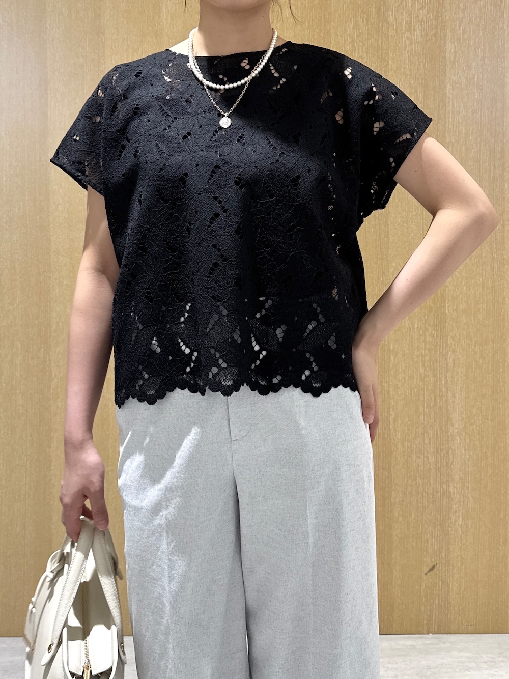 ブラック系のシャツ/ブラウス、グレー系のその他パンツ、ブラウン系のカーディガン/ボレロを着用したレディースの秋コーディネートの6枚目の写真
