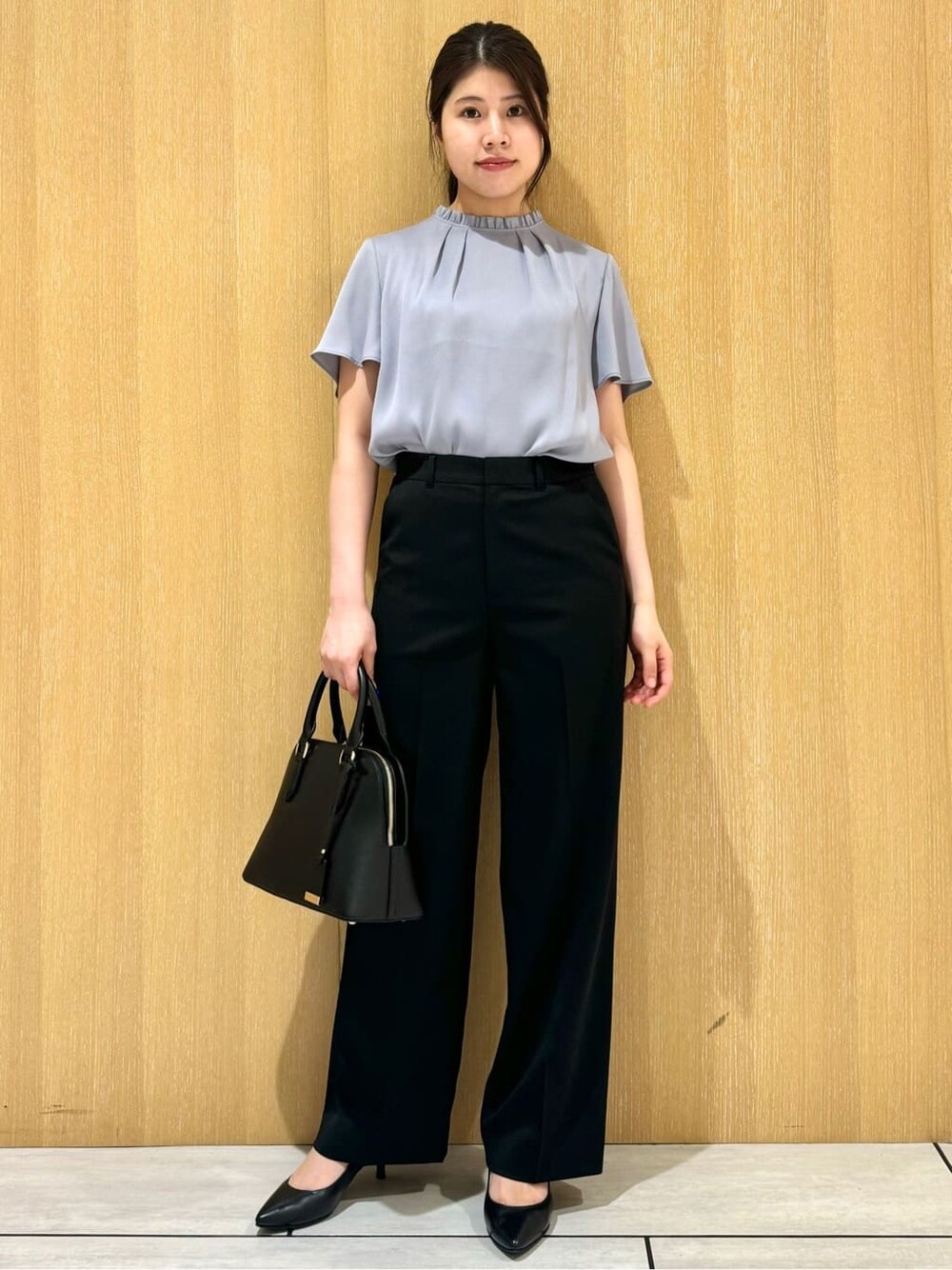 ブラック系のその他パンツ、ブラック系のパンプスを着用したレディースの夏コーディネートの9枚目の写真