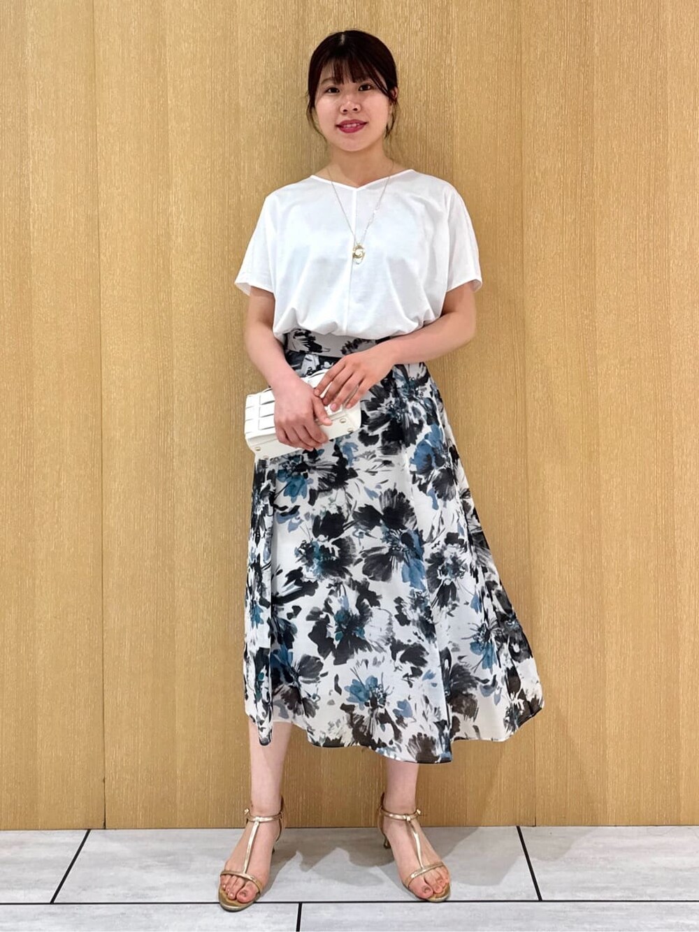 ホワイト系のTシャツ/カットソー、ブルー系のスカートを着用したレディースの秋コーディネートの8枚目の写真