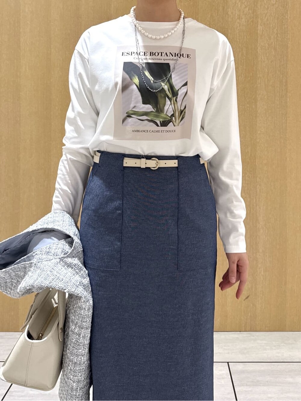 ホワイト系のTシャツ/カットソー、ブルー系のスカート、グレー系のブルゾンを着用したレディースの春コーディネートの4枚目の写真