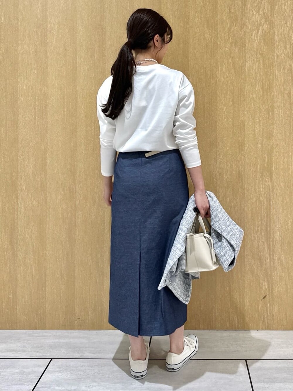 ホワイト系のTシャツ/カットソー、ブルー系のスカート、グレー系のブルゾンを着用したレディースの春コーディネートの3枚目の写真