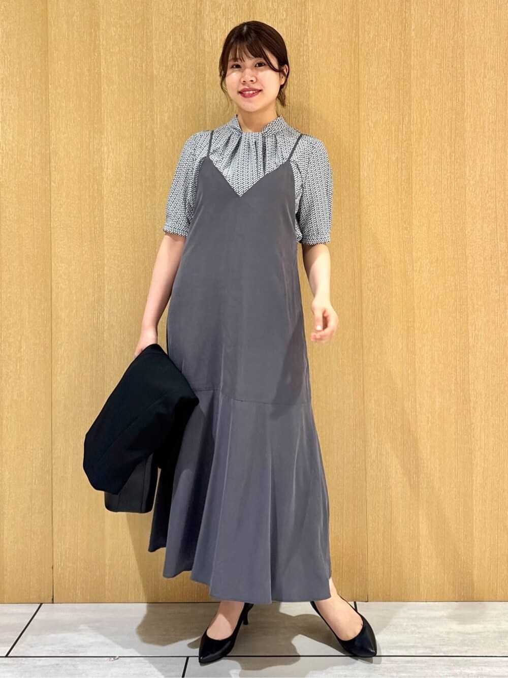 ブルー系のシャツ/ブラウス、グレー系のワンピース、ブラック系のノーカラージャケットを着用したレディースの夏コーディネートの8枚目の写真
