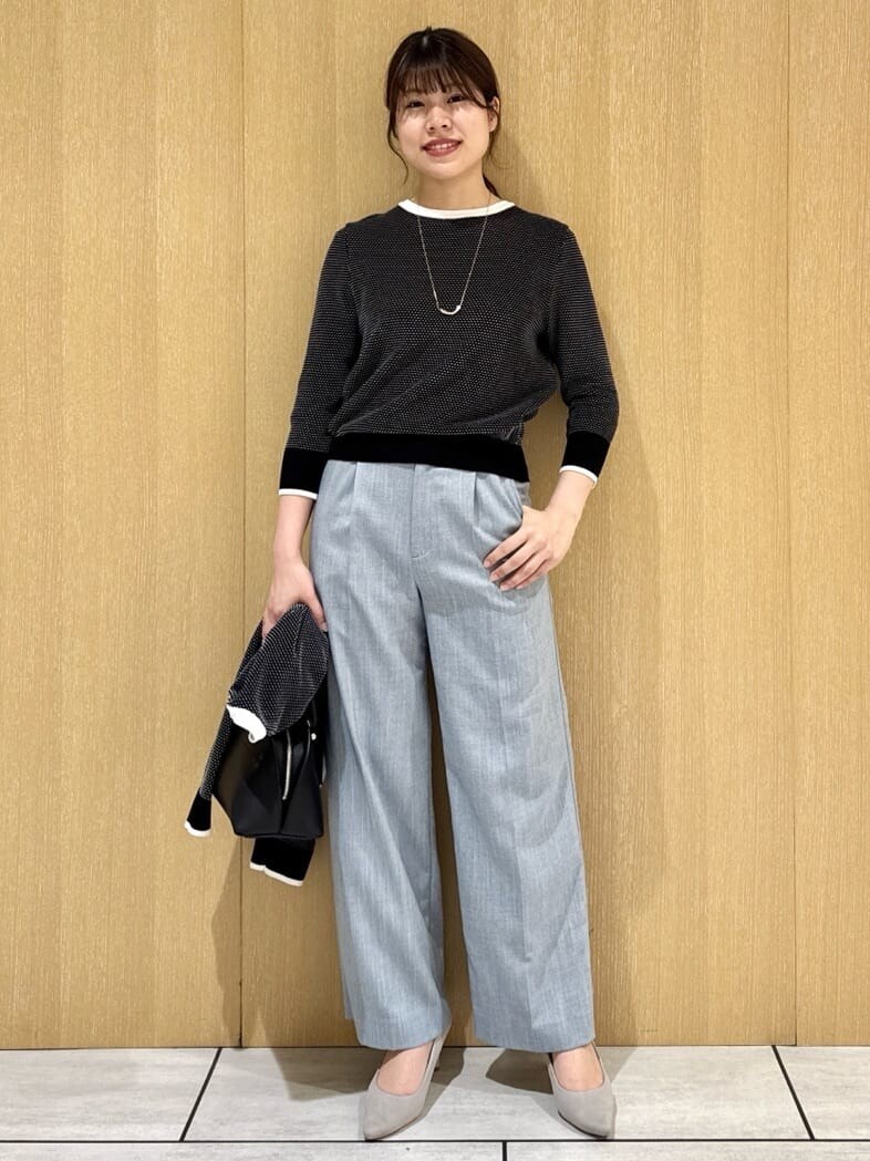 ブラック系のカーディガン/ボレロ、ブラック系のニット/セーター、ブルー系のその他パンツを着用したレディースの春コーディネートの8枚目の写真