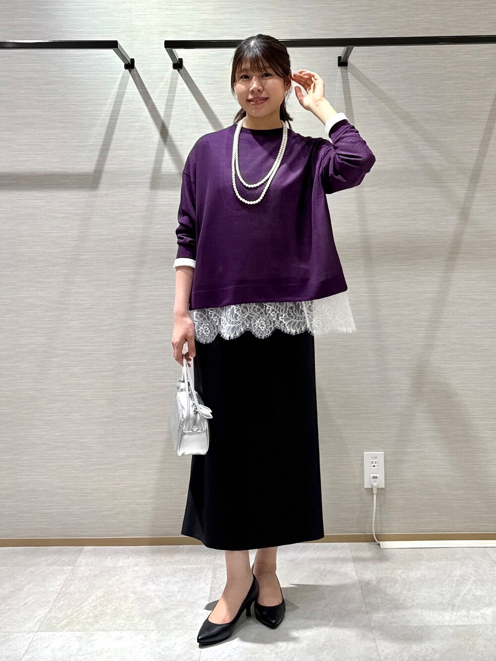 パープル系のカーディガン/ボレロ、ホワイト系のTシャツ/カットソー、ホワイト系のタンクトップを着用したレディースの秋コーディネートの5枚目の写真