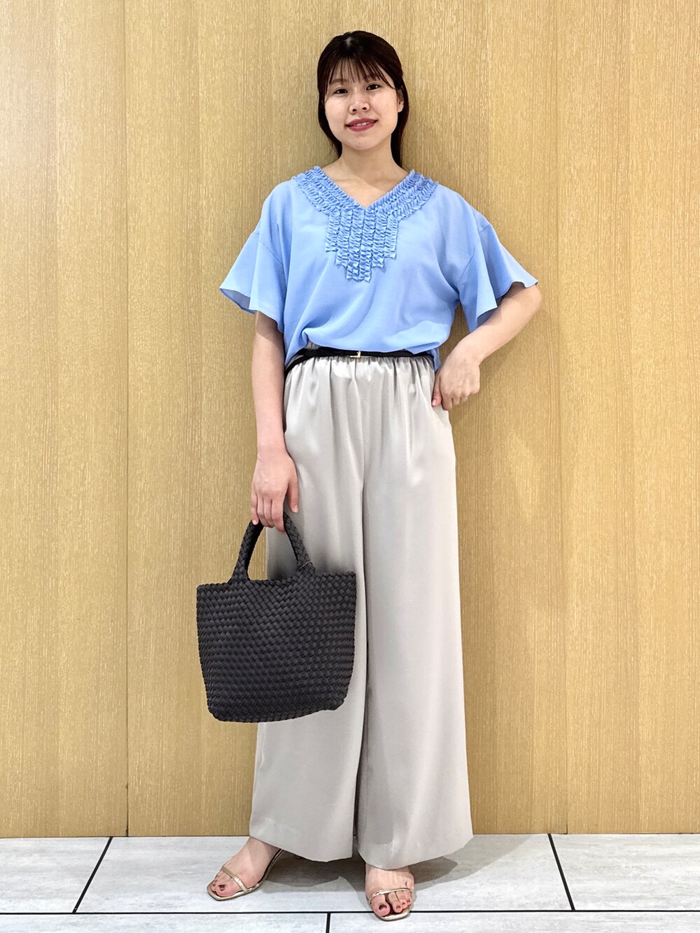 ブルー系のシャツ/ブラウス、ベージュ系のその他パンツを着用したレディースの夏コーディネートの8枚目の写真