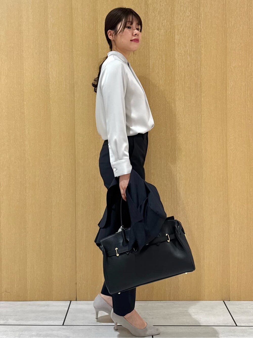グレー系のシャツ/ブラウス、ブルー系のその他パンツ、ブルー系のテーラードジャケットを着用したレディースの秋コーディネートの4枚目の写真