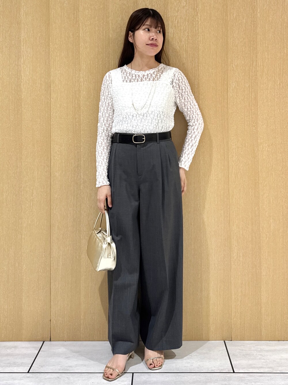 ホワイト系のTシャツ/カットソー、ホワイト系のタンクトップ、グレー系のその他パンツを着用したレディースの秋コーディネートの2枚目の写真