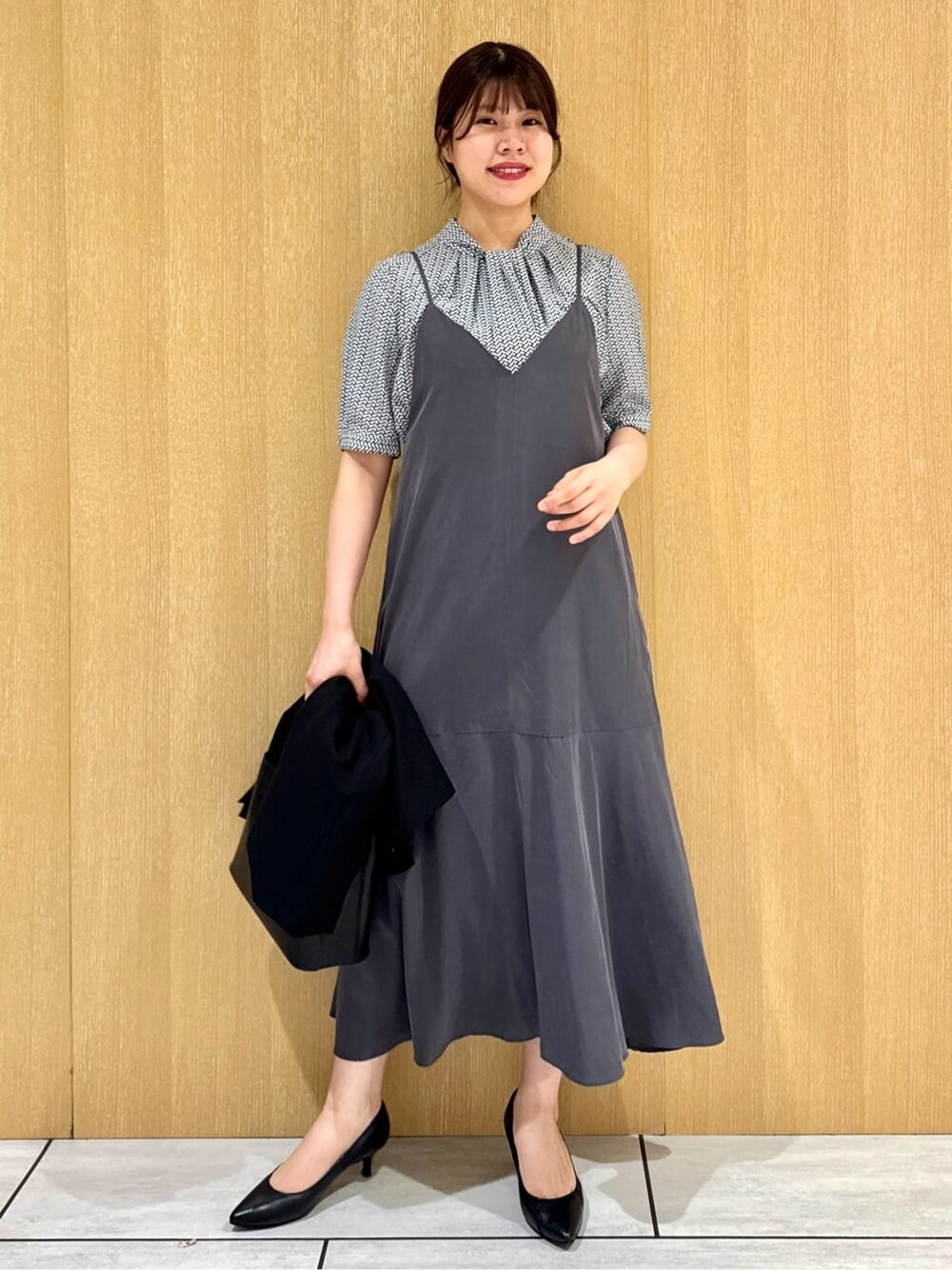 ブルー系のシャツ/ブラウス、グレー系のワンピース、ブラック系のノーカラージャケットを着用したレディースの夏コーディネートの2枚目の写真