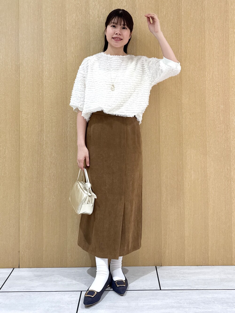 ホワイト系のTシャツ/カットソー、イエロー系のスカートを着用したレディースの秋コーディネートの7枚目の写真