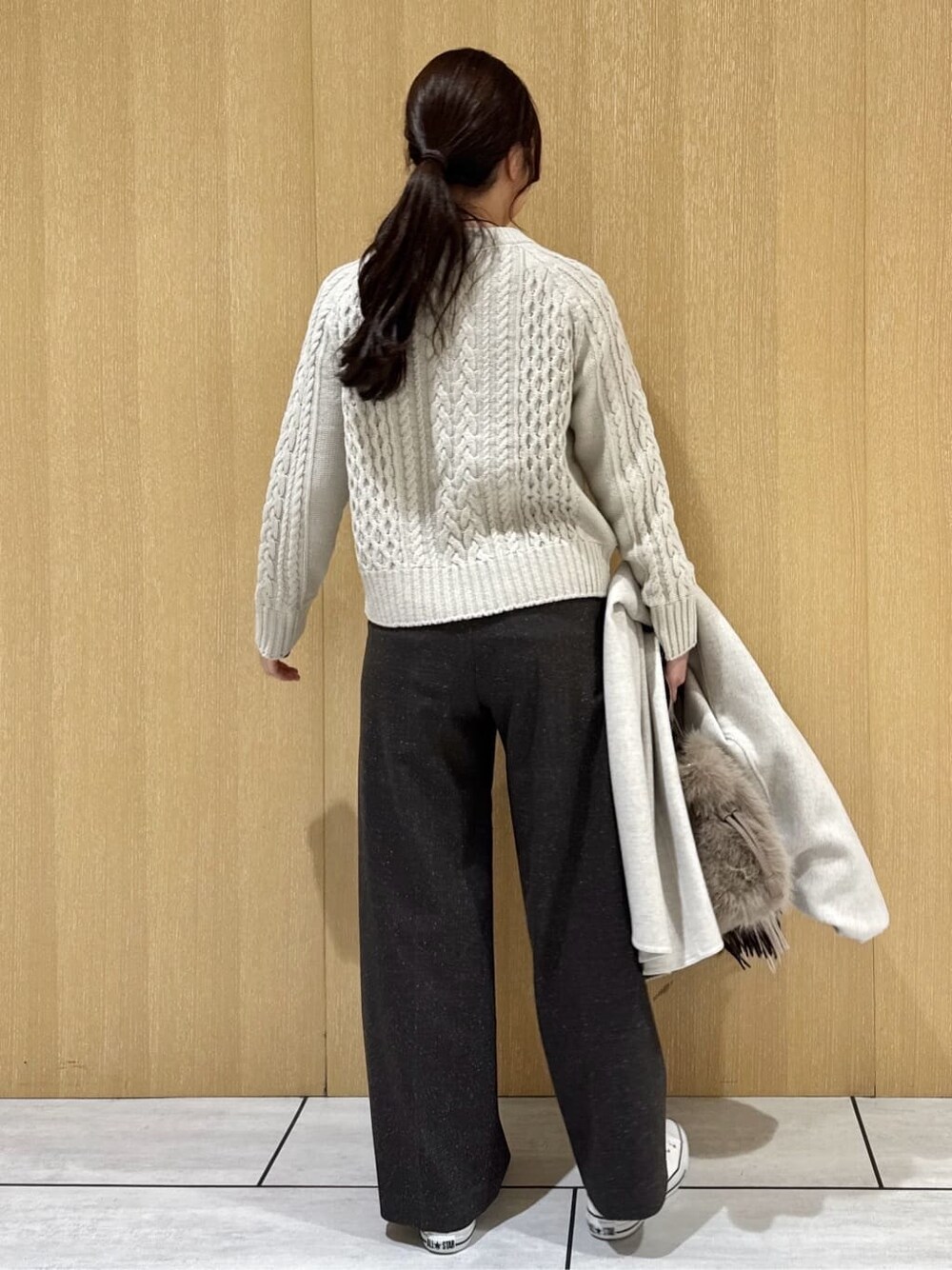 ベージュ系のニット/セーター、ブラウン系のその他パンツ、ベージュ系のチェスターコートを着用したレディースの冬コーディネートの3枚目の写真