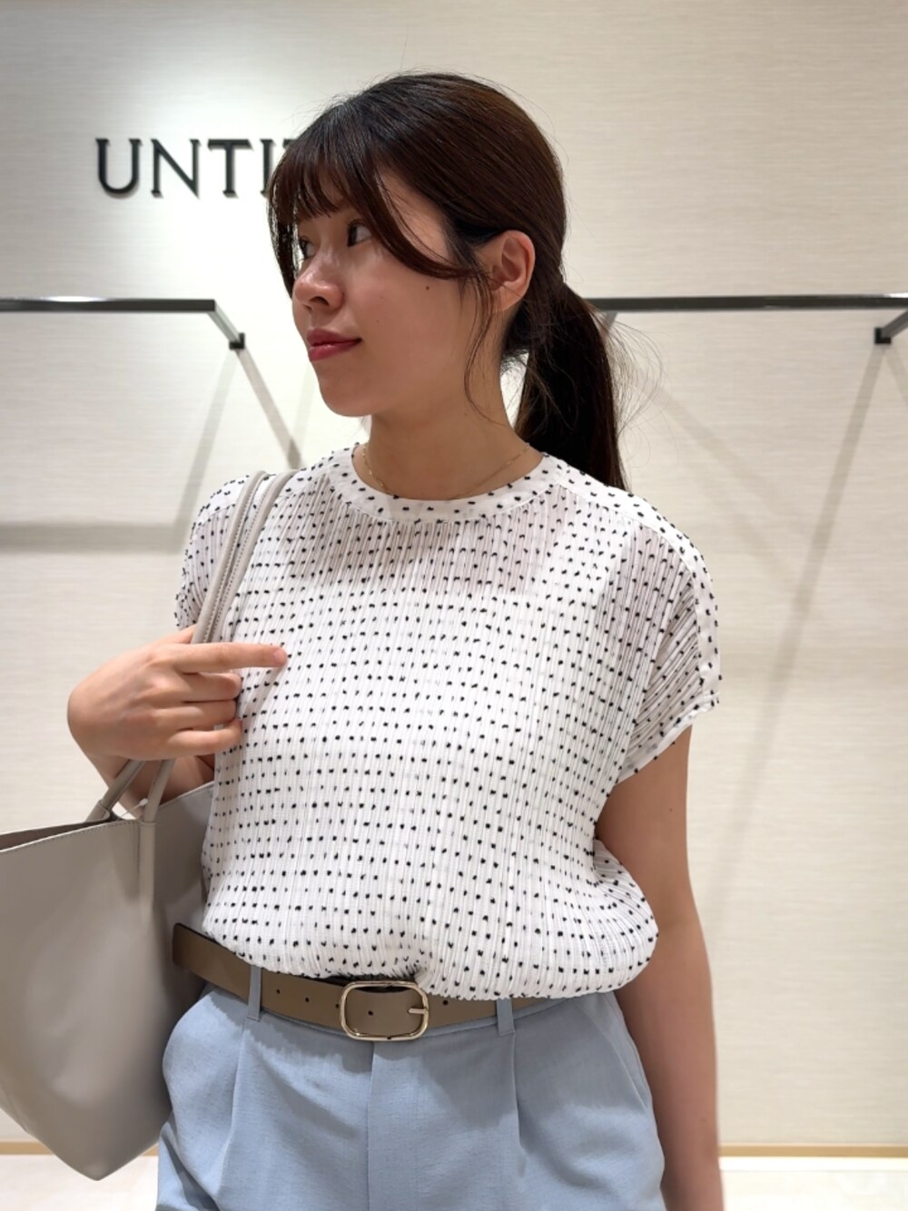 ホワイト系のシャツ/ブラウス、ブルー系のその他パンツ、ホワイト系のタンクトップを着用したレディースの夏コーディネートの4枚目の写真